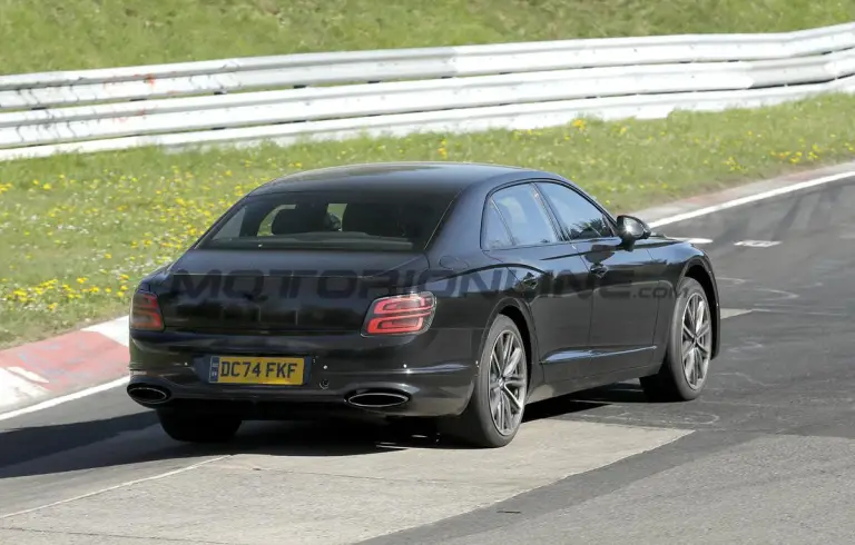Bentley Flying Spur 2027 - Foto spia 30-04-2026 - 8