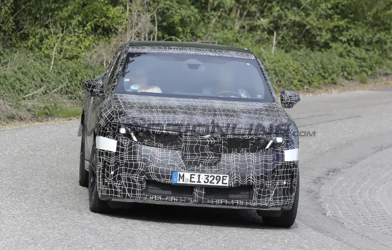BMW iX4 - Foto spia 07-05-2026 - 1