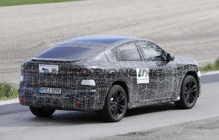 BMW iX4 - Foto spia 07-05-2026 - 9