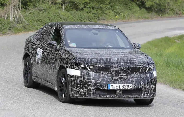 BMW iX4 - Foto spia 07-05-2026 - 4
