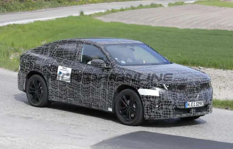 BMW iX4 - Foto spia 07-05-2026 - 3