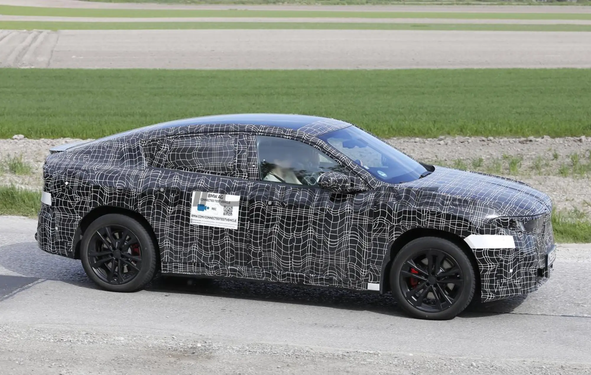 BMW iX4 - Foto spia 07-05-2026 - 11