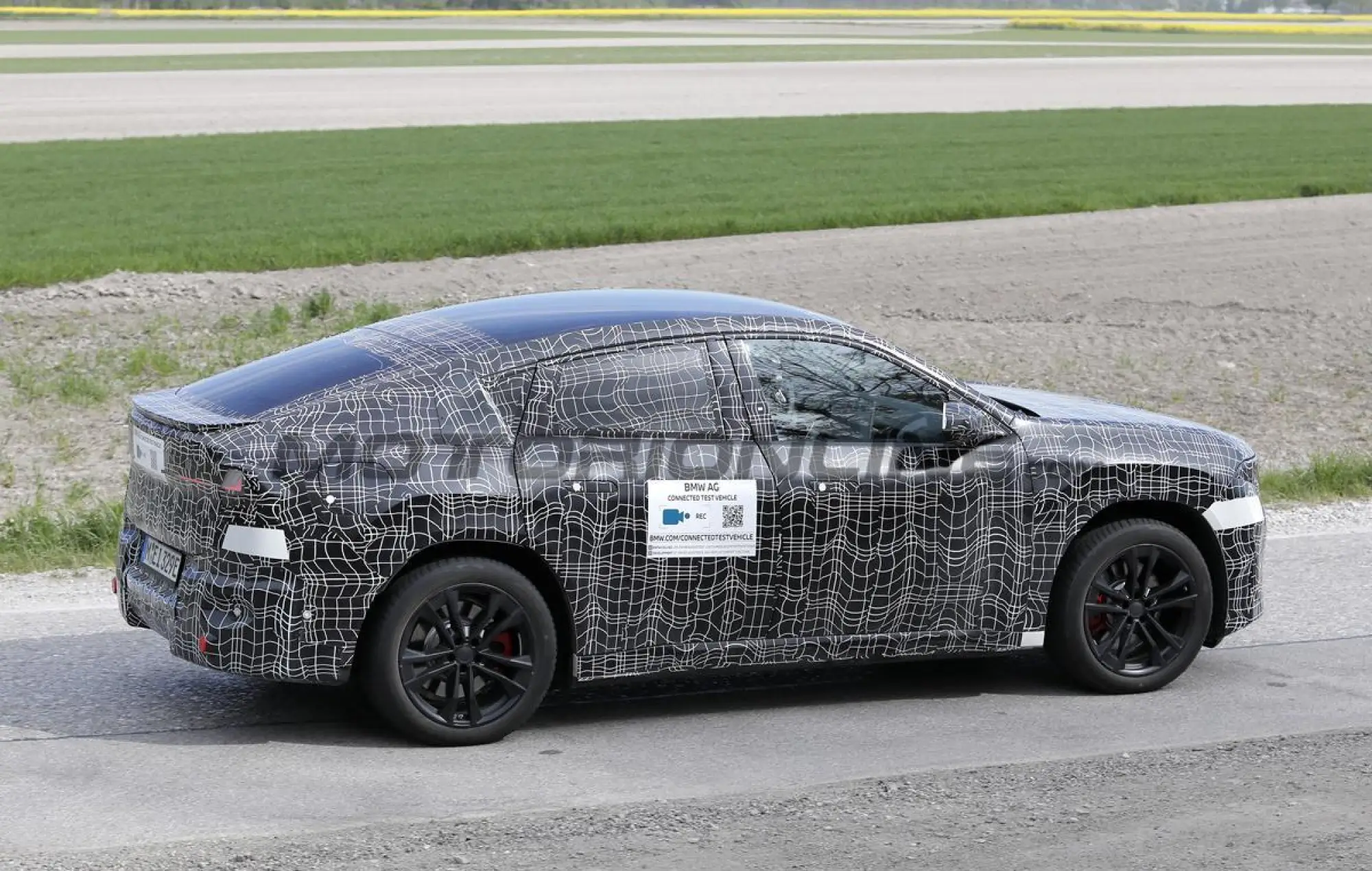 BMW iX4 - Foto spia 07-05-2026 - 5
