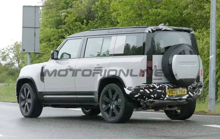 Land Rover Defender 2027 - Foto spia 12-05-2026 - 10