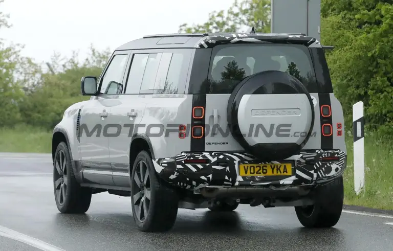 Land Rover Defender 2027 - Foto spia 12-05-2026 - 11