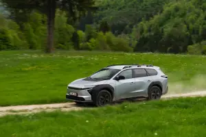 Toyota bZ4X Touring 2026 - Foto ufficiali