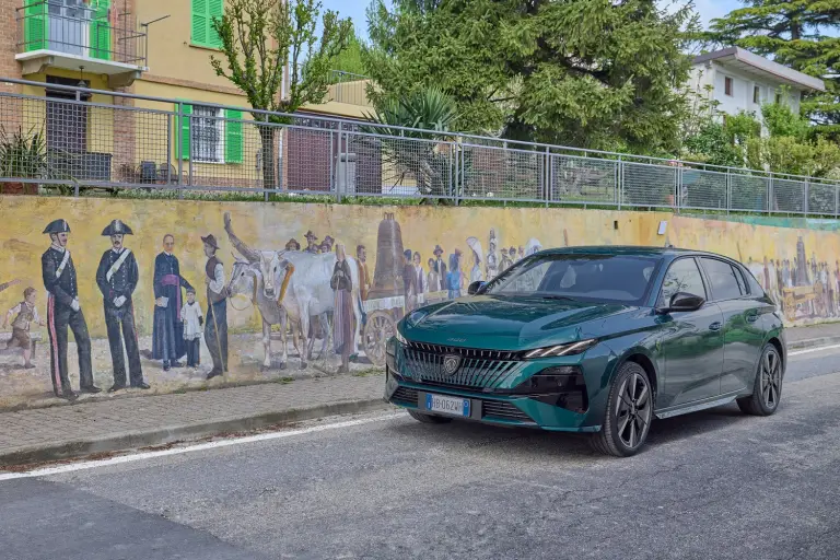 Peugeot E-308 e i Murales di Fontanile - 5