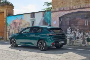 Peugeot E-308 e i Murales di Fontanile
