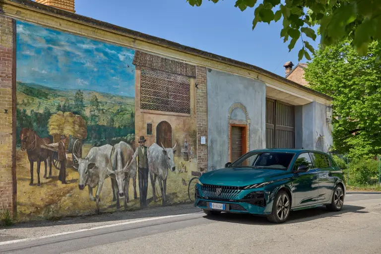 Peugeot E-308 e i Murales di Fontanile - 3