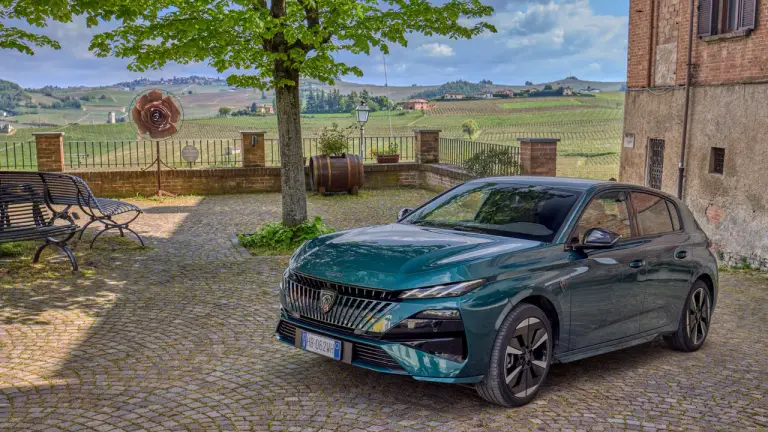 Peugeot E-308 e i Murales di Fontanile - 2