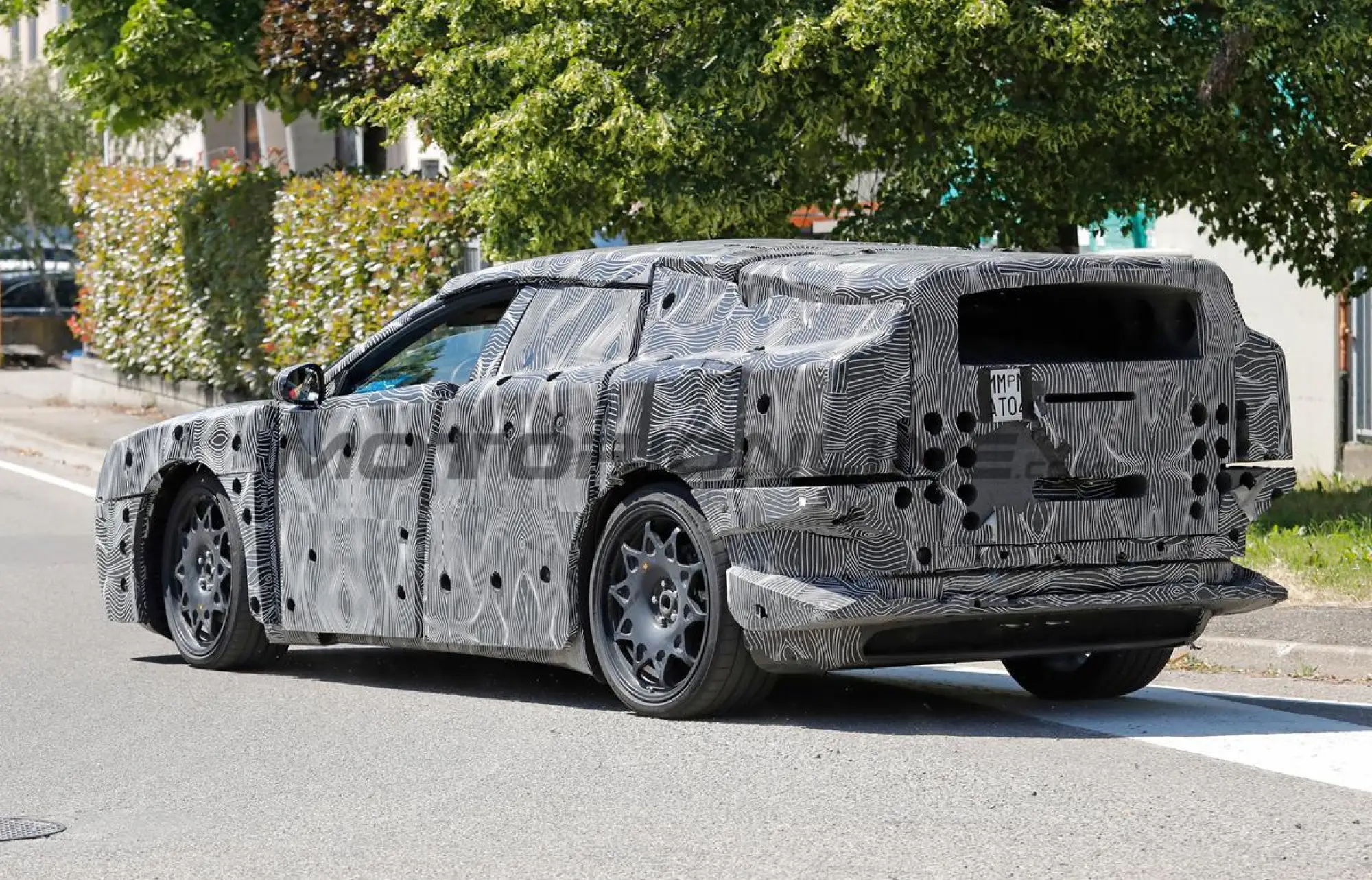 Ferrari Luce - Foto spia 19-05-2026 - 10