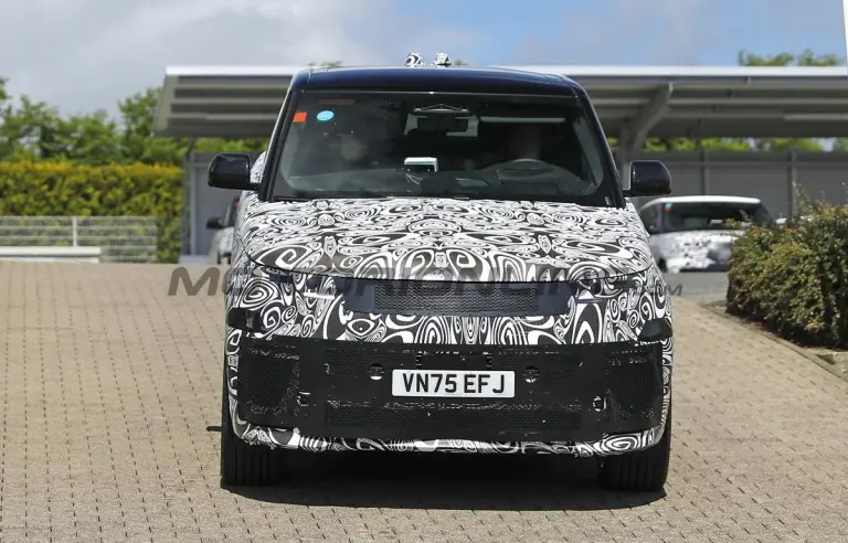 Range Rover Sport 2027 - Foto spia 10-06-2027 - 1