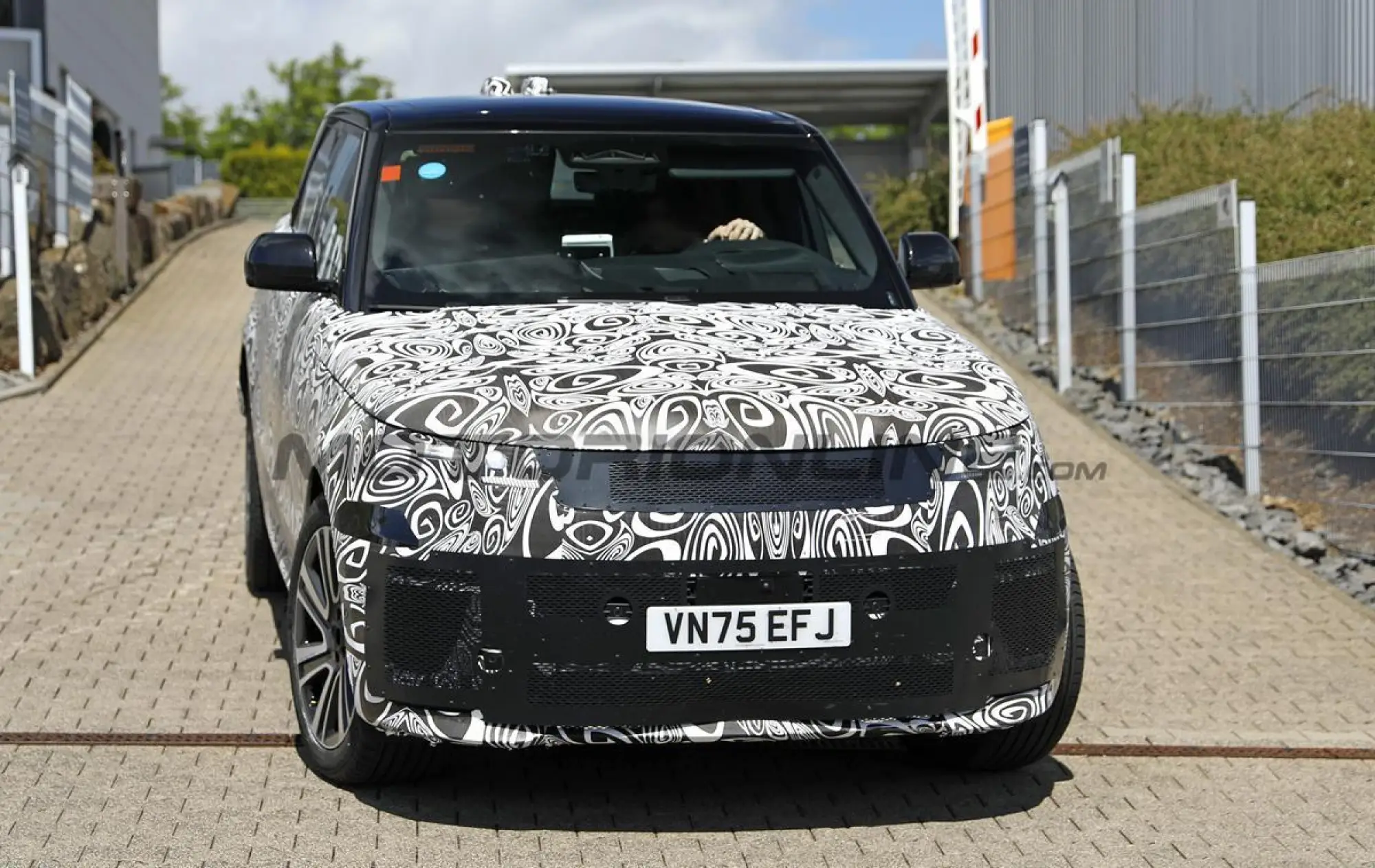 Range Rover Sport 2027 - Foto spia 10-06-2027 - 4