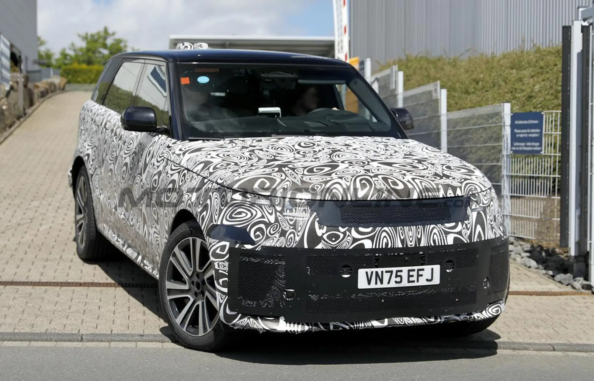Range Rover Sport 2027 - Foto spia 10-06-2027 - 2