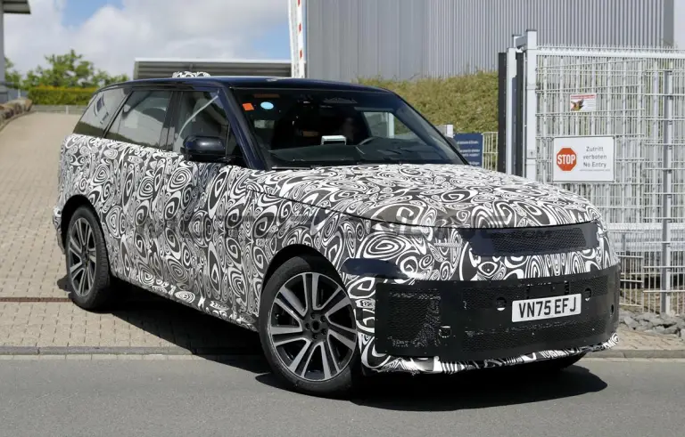 Range Rover Sport 2027 - Foto spia 10-06-2027 - 5