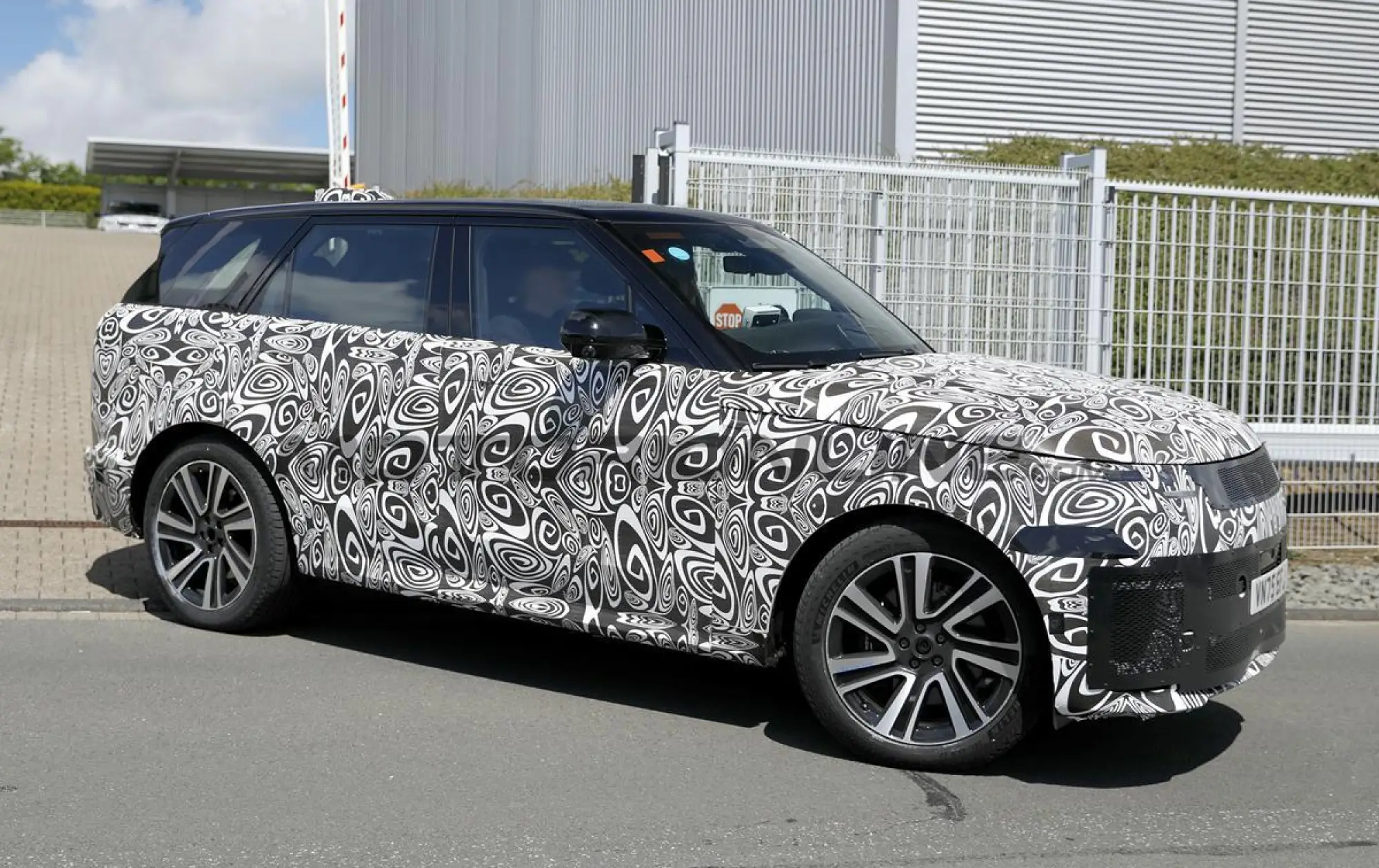 Range Rover Sport 2027 - Foto spia 10-06-2027 - 12