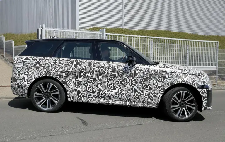 Range Rover Sport 2027 - Foto spia 10-06-2027 - 10