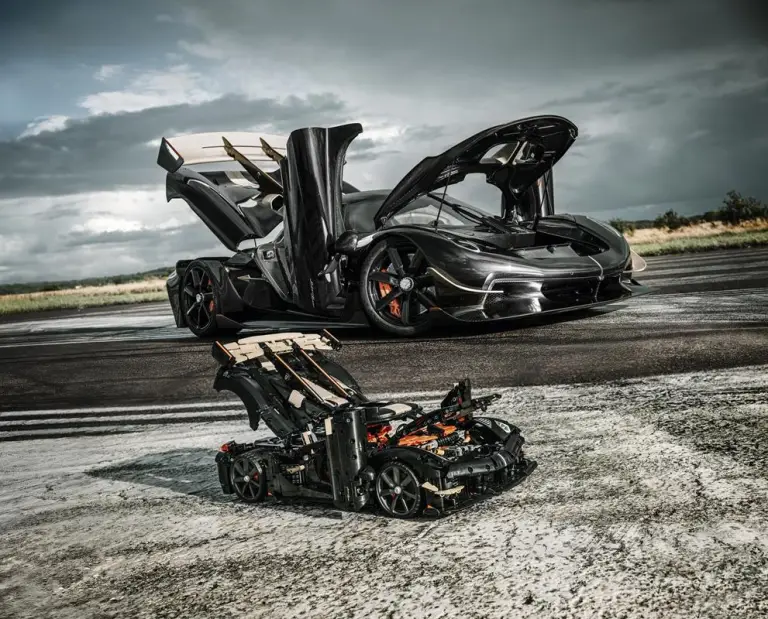 LEGO Technic Hypercar Koenigsegg Sadair Spear - 25
