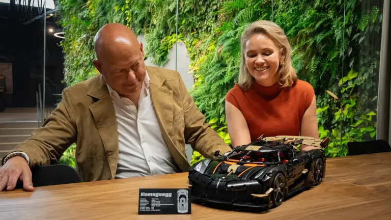 LEGO Technic Hypercar Koenigsegg Sadair Spear - 33