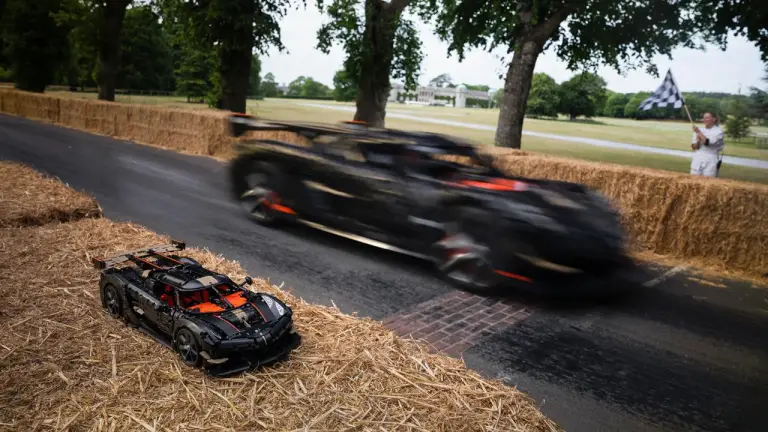LEGO Technic Hypercar Koenigsegg Sadair Spear - 49