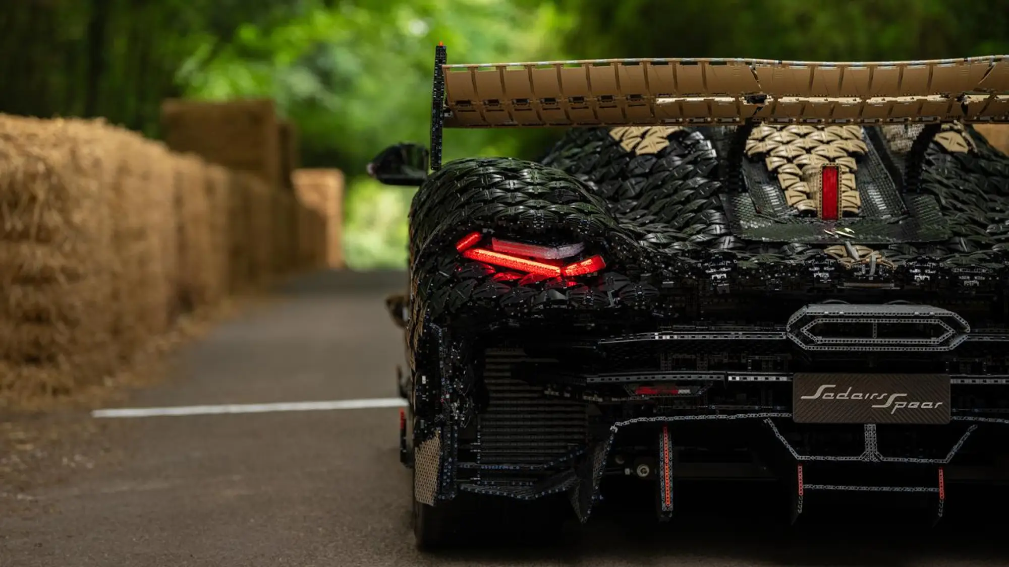 LEGO Technic Hypercar Koenigsegg Sadair Spear - 47