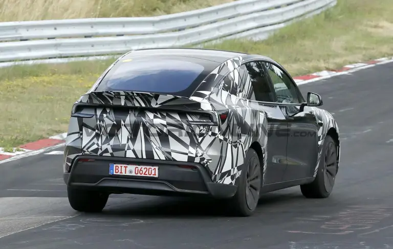 Tesla Model Y L - Foto spia 09-07-2026 - 14