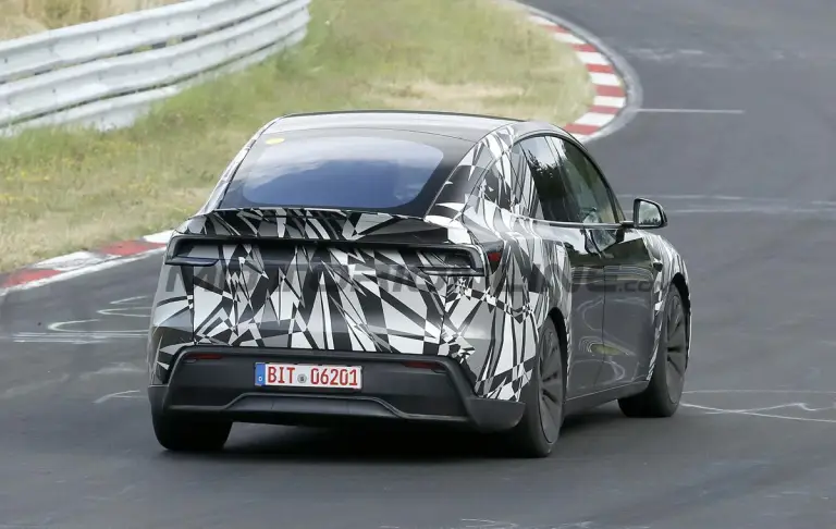 Tesla Model Y L - Foto spia 09-07-2026 - 9