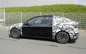 Tesla Model Y L - Foto spia 09-07-2026