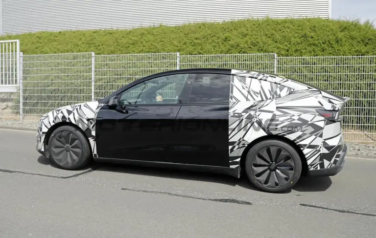 Tesla Model Y L - Foto spia 09-07-2026 - 12