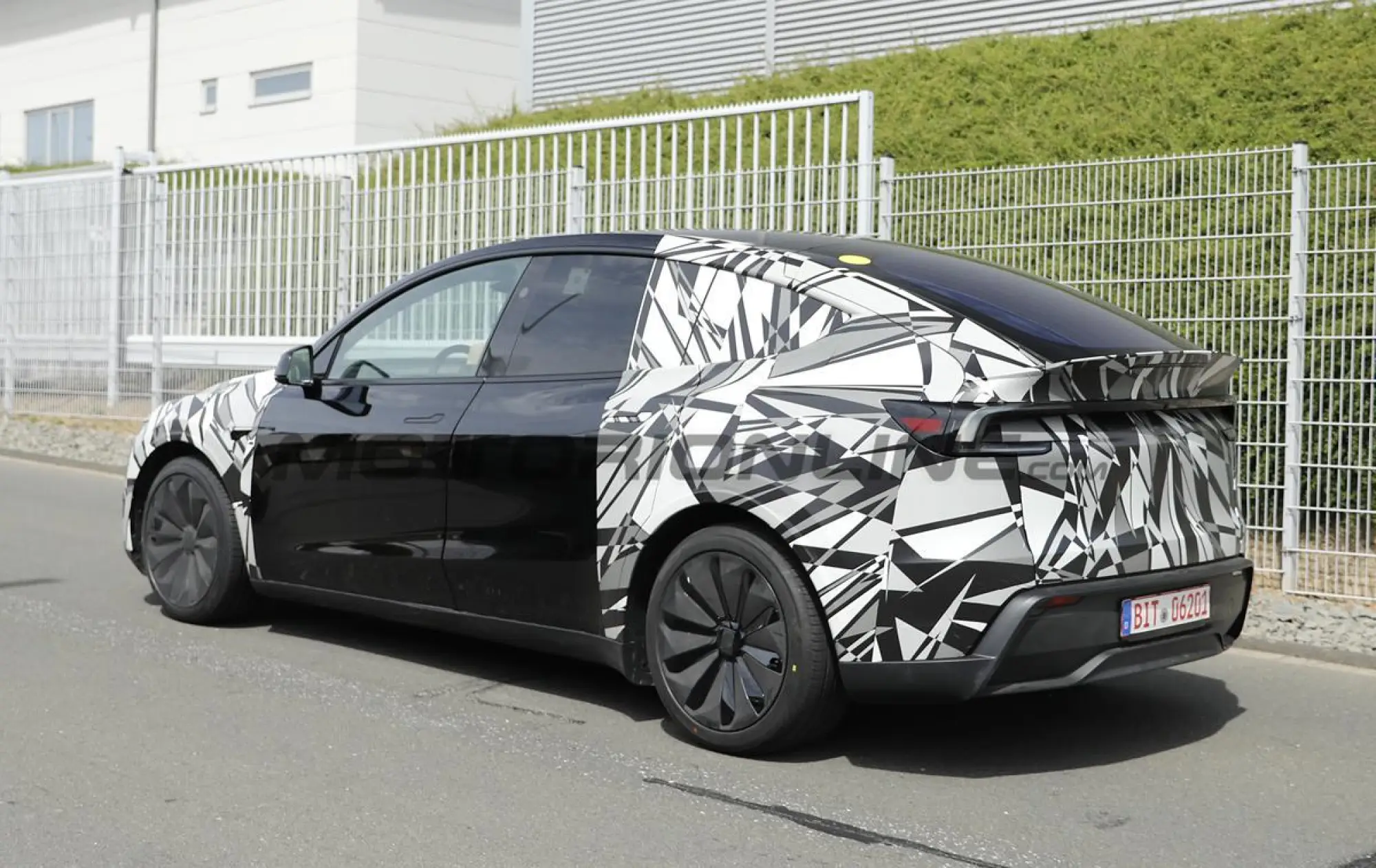 Tesla Model Y L - Foto spia 09-07-2026 - 16