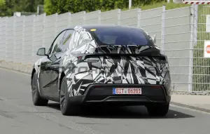 Tesla Model Y L - Foto spia 09-07-2026