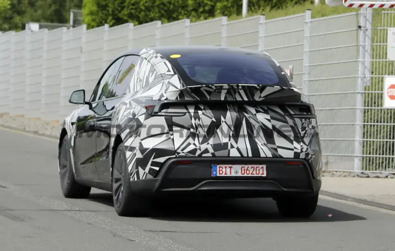 Tesla Model Y L - Foto spia 09-07-2026 - 15