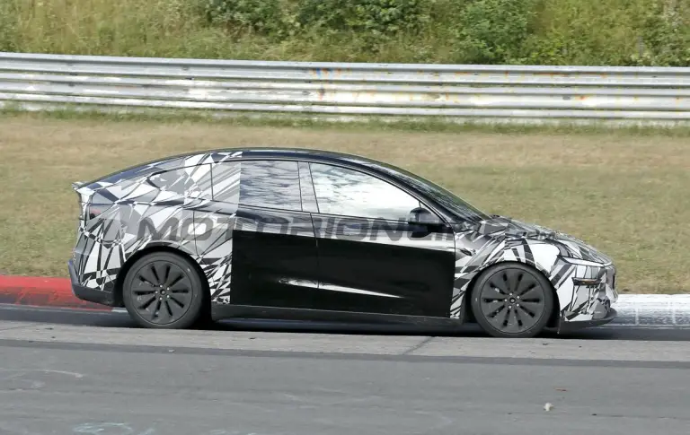 Tesla Model Y L - Foto spia 09-07-2026 - 4