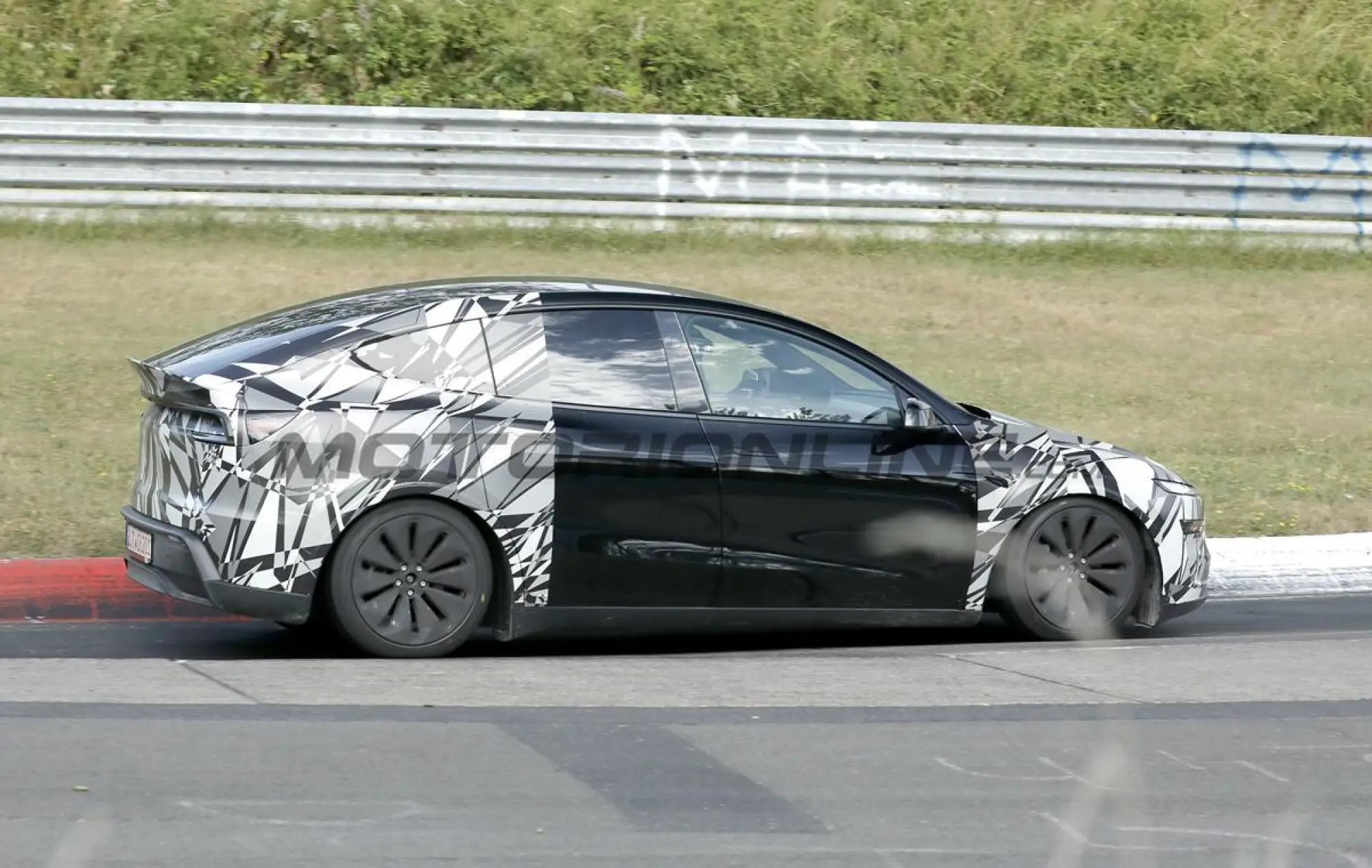 Tesla Model Y L - Foto spia 09-07-2026 - 3