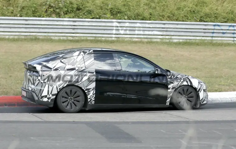 Tesla Model Y L - Foto spia 09-07-2026 - 3