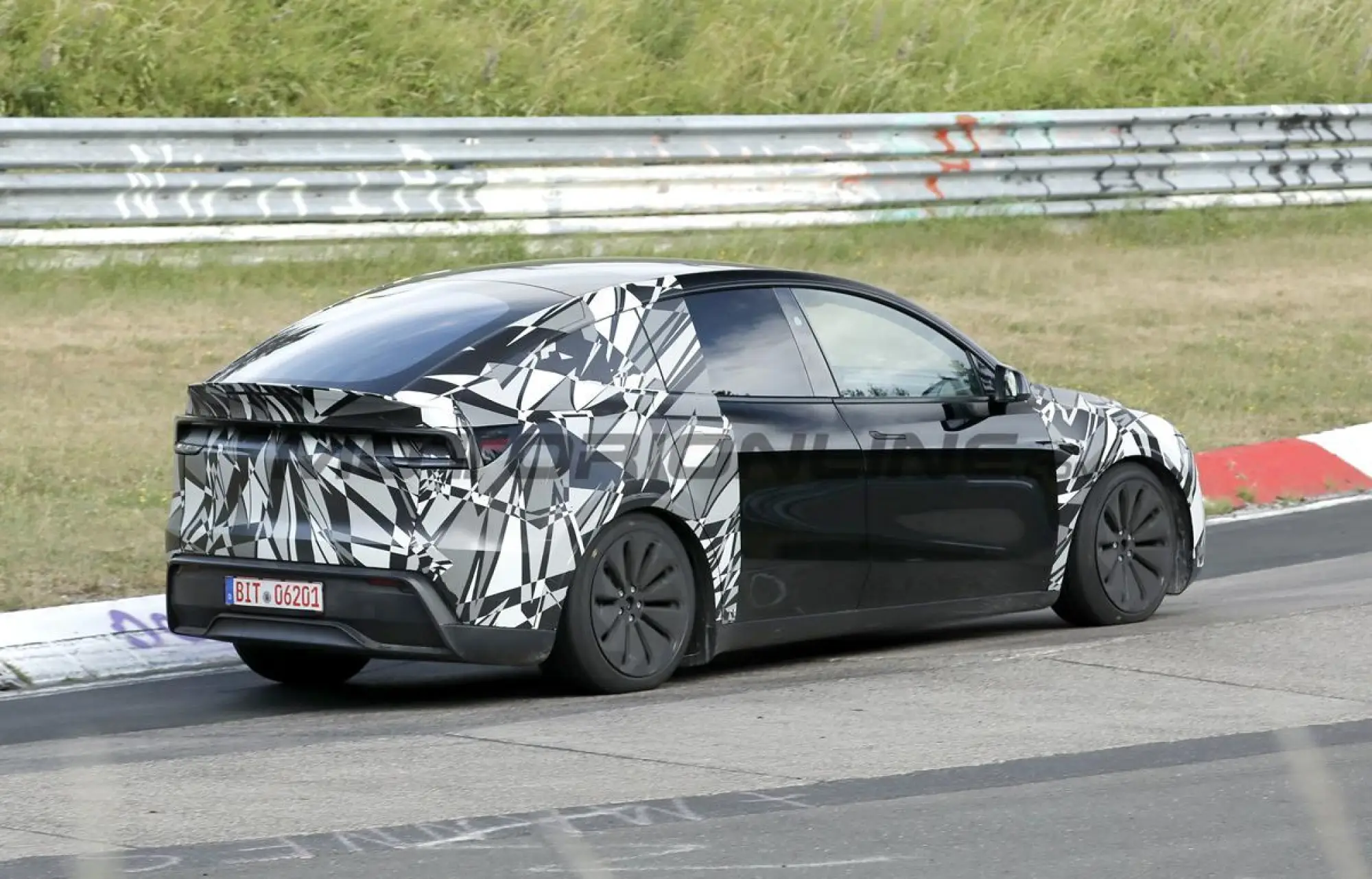 Tesla Model Y L - Foto spia 09-07-2026 - 6