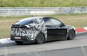 Tesla Model Y L - Foto spia 09-07-2026