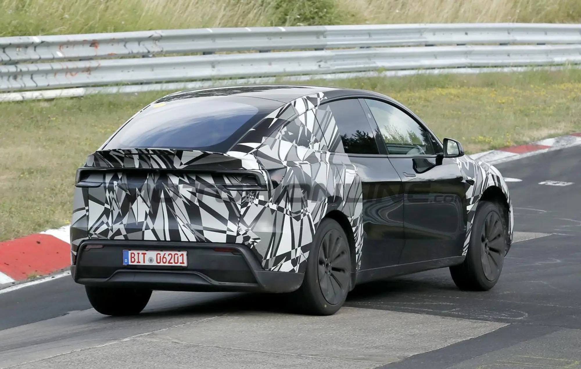 Tesla Model Y L - Foto spia 09-07-2026 - 8