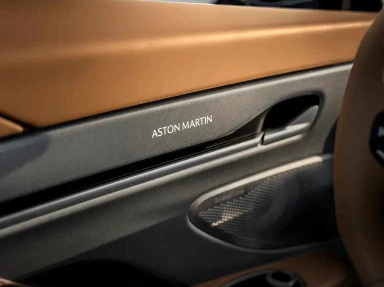 Aston Martin Vanquish 25 - 13