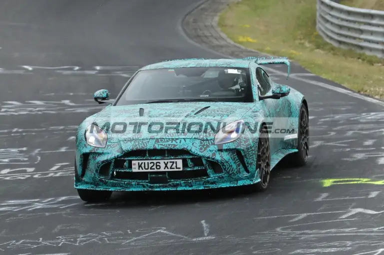Aston Martin Vantage RS - Foto spia 26-8-2026 - 2