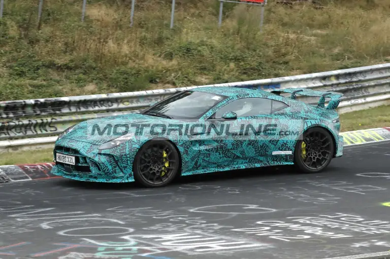 Aston Martin Vantage RS - Foto spia 26-8-2026 - 3