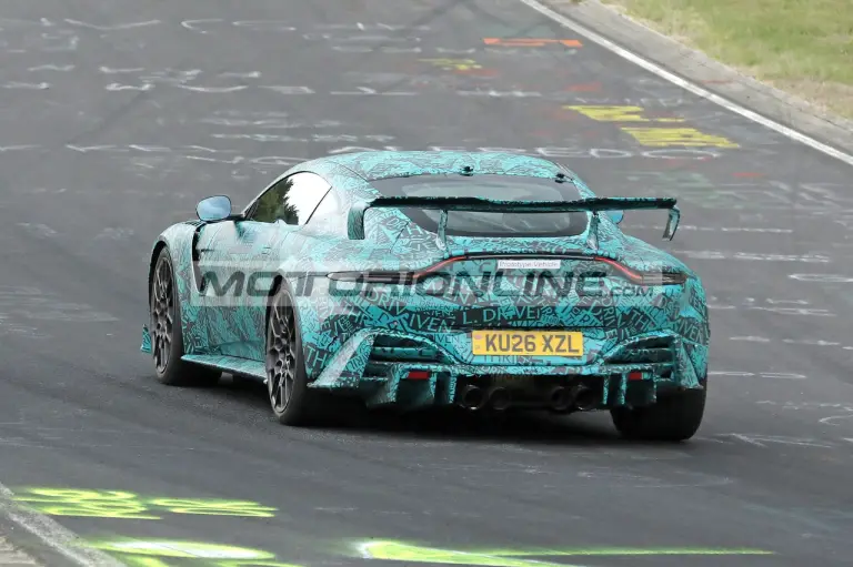Aston Martin Vantage RS - Foto spia 26-8-2026 - 7