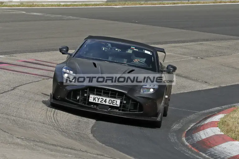 Aston Martin Vantage RS Roadster - Foto spia 28-8-2026 - 10
