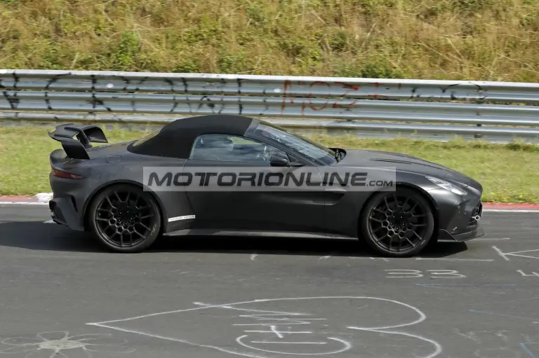 Aston Martin Vantage RS Roadster - Foto spia 28-8-2026 - 1