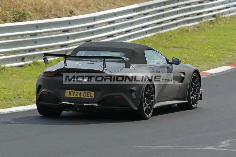 Aston Martin Vantage RS Roadster - Foto spia 28-8-2026 - 7