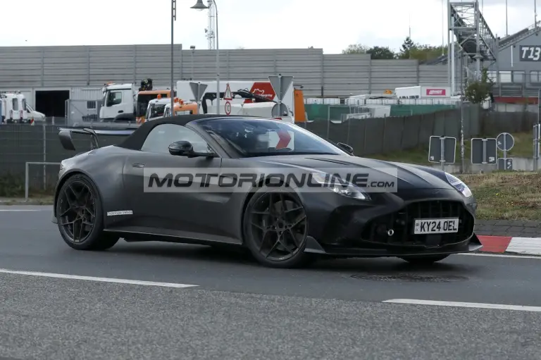 Aston Martin Vantage RS Roadster - Foto spia 28-8-2026 - 15