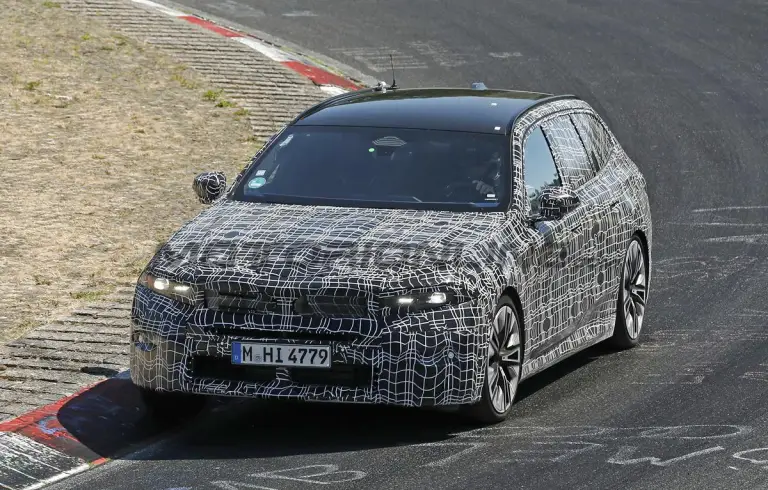 BMW Serie 5 Touring 2027 - Foto spia 04-09-2026 - 9
