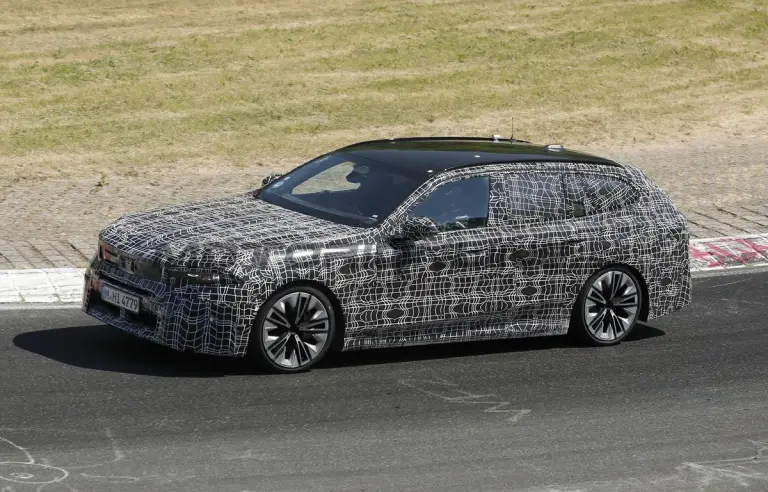 BMW Serie 5 Touring 2027 - Foto spia 04-09-2026 - 2