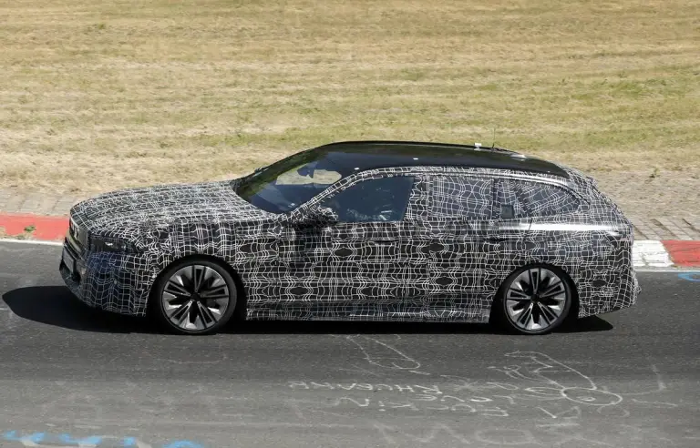 BMW Serie 5 Touring 2027 - Foto spia 04-09-2026 - 4