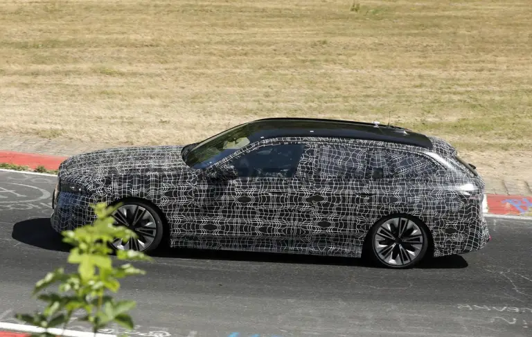 BMW Serie 5 Touring 2027 - Foto spia 04-09-2026 - 3
